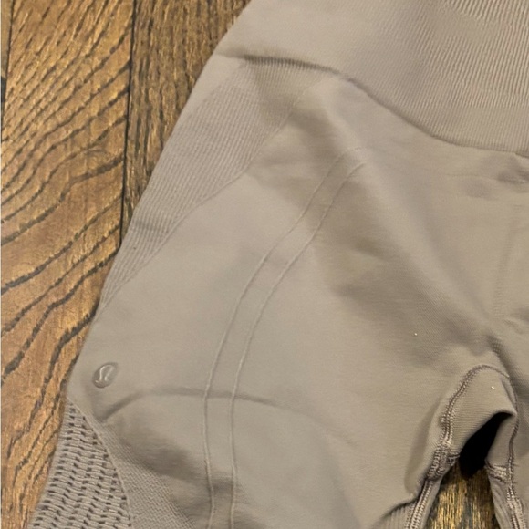 Lululemon Reveal Crop Precision in Lunar rock - size 4 - Picture 5 of 5